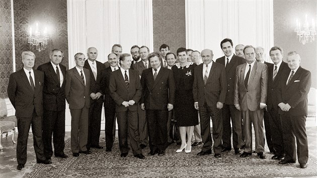 Tom Jeek (druh zleva) coby ministr bez portfeje ve vld premira Petra Pitharta. (kvten 1990)