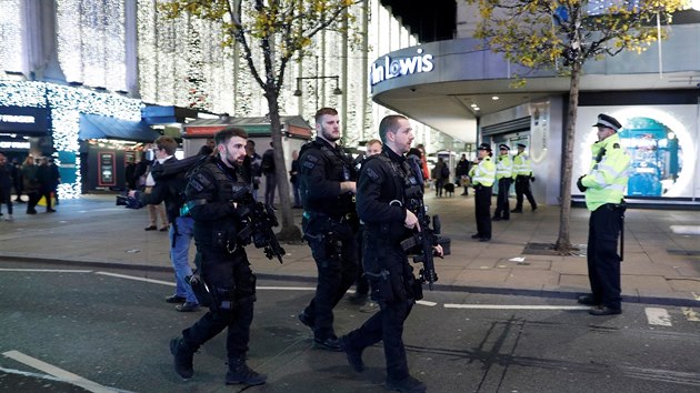 Britská policie vyetuje incident v londýnském metru. (24. listopadu 2017)