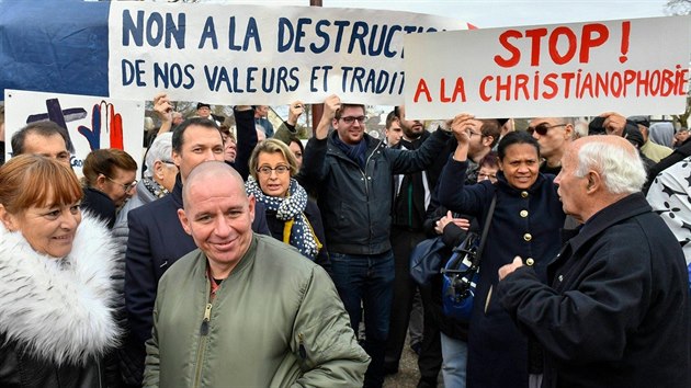 Skupina Francouz demonstruje ped sochou Jana Pavla II. v bretask vesnice Plormel. Socha m podle francouzskch zkon o sekularismu pijt o svj k, emu se protestujc sna zabrnit. (26. listopadu 2017)