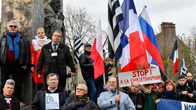Skupina Francouz demonstruje ped sochou Jana Pavla II. v bretask vesnice Plormel. Socha m podle francouzskch zkon o sekularismu pijt o svj k, emu se protestujc sna zabrnit. (26. listopadu 2017)