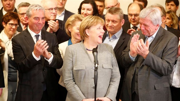 CDU a Zelen i pes nespch pochvlili Angelu Merkelovou za snahu neustle hledat kompromisy.