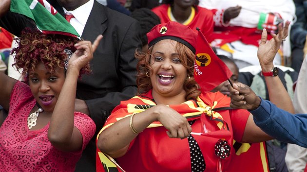 Podporovatel znovuzvolenho keskho prezidenta Uhurua Kenyatty se pili podvat na jeho inauguraci, Nairobi, Kea. (28. listopadu 2017)