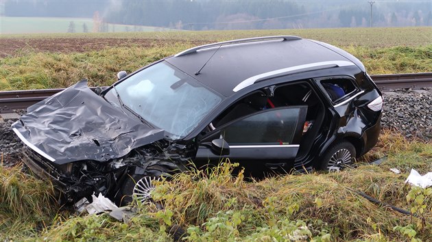 Na elezninm pejezdu u Obratan se 22. listopadu asn rno stetl osobn automobil s motorovm vlakem. Tce zrann byl idi auta.