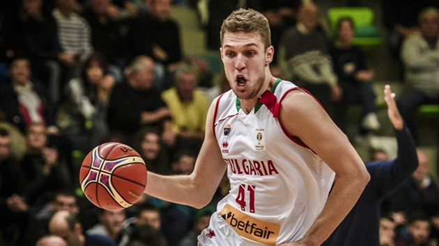 Bulharsk basketbalista Saa Vezenkov v duelu s Finskem.