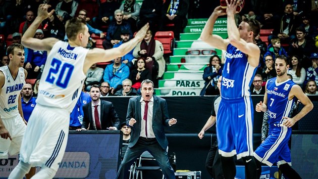 Český rozehrávač Tomáš Vyoral střílí na finský koš, sledují ho Vojtěch Hruban (7) ï trenér Ronen Ginzburg, brání ho Alex Madsen.