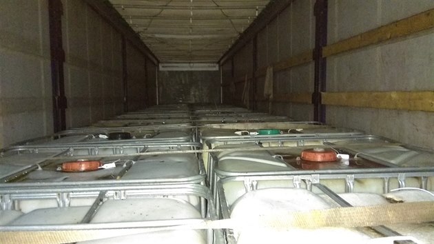 Kamion s kontejnery naplnnmi 26 tisci litry neregistrovanch minerlnch olej.