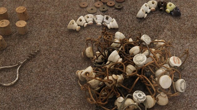 Roku 1875 byl v New Yorku patentován mechanický uzávěr, který umožňoval opakované použití. V Čechách se rozšířil od poloviny osmdesátých let.