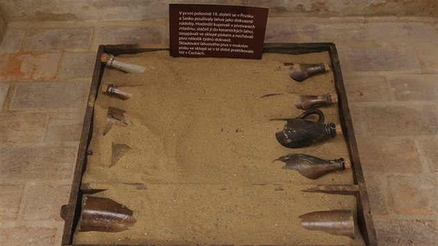 Hostinští kupovali u pivovarů mladinu, stáčeli ji do keramických lahví, zasypali pískem a nechali několik týdnů dokvasit.