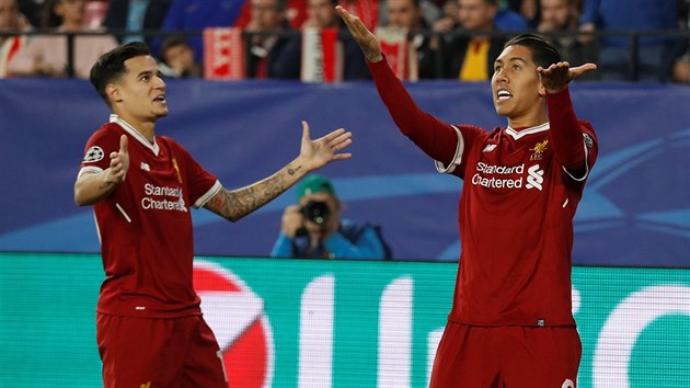 Brazilt fotbalist Philippe Coutinho (vlevo) a Roberto Firmino slav gl Liverpoolu.