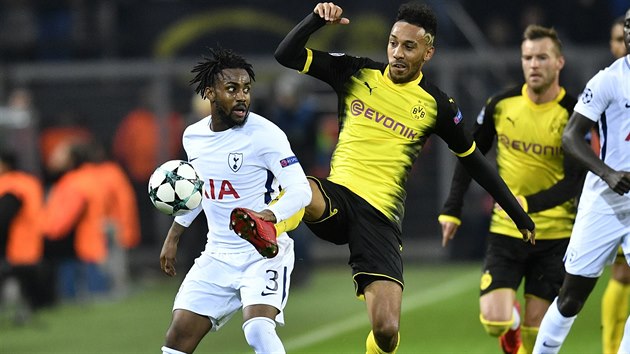 Pierre-Emerick Aubameyang z Dortmundu v souboji s Danny Rosem, obrncem Tottenhamu.