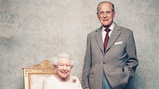 Krlovna Albta II. a princ Philip na jednom z portrt k vro platinov svatby (20. listopadu 2017).