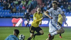 Patrik Le Giang v brance Karviné v souboji s Tomášem Poznarem z Ostravy. Patrik Le Giang v brance Karviné v souboji s Tomášem Poznarem z Ostravy.