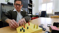 Emil Miklóš předvádí, že i nevidomí si mohou zahrát Člověče, nezlob se nebo... Emil Miklóš předvádí, že i nevidomí si mohou zahrát Člověče, nezlob se nebo...