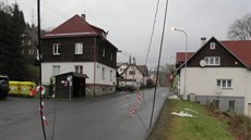 Řidič avie strhl ve Stříbrné nákladem dráty telefonního vedení. Řidič avie strhl ve Stříbrné nákladem dráty telefonního vedení.