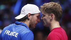 TVÁŘÍ V TVÁŘ. Francouzský tenista Lucas Pouille (vlevo) v těsném kontaktu s... TVÁŘÍ V TVÁŘ. Francouzský tenista Lucas Pouille (vlevo) v těsném kontaktu s...