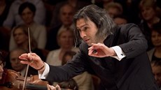U České filharmonie poprvé hostoval světoznámý dirigent Vladimir Jurowski. U České filharmonie poprvé hostoval světoznámý dirigent Vladimir Jurowski.
