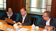 S problémy, které současné znění zákona o střetu zájmů přináší, seznámili... S problémy, které současné znění zákona o střetu zájmů přináší, seznámili...