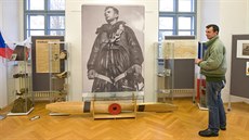 Františka Truhláře připomíná nyní na lomnickém zámku výstava (na snímku kurátor... Františka Truhláře připomíná nyní na lomnickém zámku výstava (na snímku kurátor...