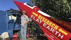 Mike Hughes se svou raketou. Nesla název Research Flat Earth podle spolku,...