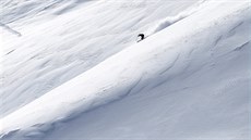 Lyai a snowboardisté u sjídjí ledovec Stubai u západorakouského Neustiftu....