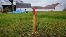 Dřevěné kolíky vyznačující, kde má stát kruhová křižovatka na přivaděči k... Dřevěné kolíky vyznačující, kde má stát kruhová křižovatka na přivaděči k...