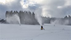 Na šumavském Zadově celé pondělí zasněžovali. Lyžařská sezona tam začne možná... Na šumavském Zadově celé pondělí zasněžovali. Lyžařská sezona tam začne možná...