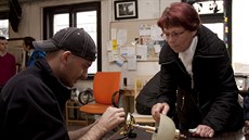 Rande s opravářem si můžete dát ve vybrané kavárně, kam rozbité rádio,... Rande s opravářem si můžete dát ve vybrané kavárně, kam rozbité rádio,...