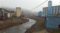 Cyklostezka by měla vést těsně podél břehu řeky místy, kde je dnes kamenitý... Cyklostezka by měla vést těsně podél břehu řeky místy, kde je dnes kamenitý...