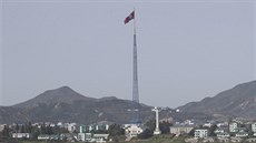 Sevrokorejská vlajka na 160 metr vysokém stoáru vlaje jen kousek od...