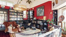 Prostornému obývacímu pokoji dominuje krom pohovky i velká americká knihovna...