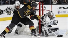 Tomáš Nosek z Vegas se snaží natlačit před brankáře Darcyho Kuempera z Los... Tomáš Nosek z Vegas se snaží natlačit před brankáře Darcyho Kuempera z Los...