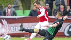 Záložník Tomáš Ladra odehrává balon, v pádu příbramský Rudolf Skácel. Hosté v... Záložník Tomáš Ladra odehrává balon, v pádu příbramský Rudolf Skácel. Hosté v...
