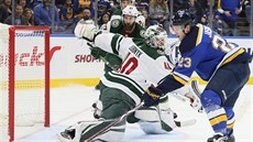 Dmitrij Jaškin ze ST. Louis překovává brankáře Devana Dubnyka z Minnesoty. Dmitrij Jaškin ze ST. Louis překovává brankáře Devana Dubnyka z Minnesoty.
