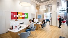 Zcela nové moderní bankovní prostředí má i dětský bankomat, tablet pro přístup... Zcela nové moderní bankovní prostředí má i dětský bankomat, tablet pro přístup...