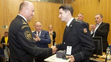 Hasič Roman Grosič (vpravo) z Jeseníku převzal na zasedání krajského... Hasič Roman Grosič (vpravo) z Jeseníku převzal na zasedání krajského...