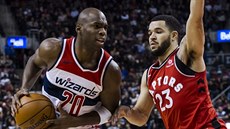 Jodie Meeks (vlevo) z Washingtonu pod tlakem torontského Freda VanVleeta. Jodie Meeks (vlevo) z Washingtonu pod tlakem torontského Freda VanVleeta.