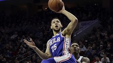 Ben Simmons z Philadelphie zakončuje na koš Utahu, neubránil ho Donovan... Ben Simmons z Philadelphie zakončuje na koš Utahu, neubránil ho Donovan...