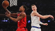 DeMar DeRozan (vlevo) z Toronta donáší míč do koše New Yorku, ohlíží se za ním... DeMar DeRozan (vlevo) z Toronta donáší míč do koše New Yorku, ohlíží se za ním...