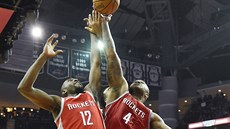 Luc Mbah a Moute (vlevo) a P. J. Tucker z Houstonu na sebe narazili v souboji o...