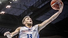 Český basketbalový reprezentant Jakub Šiřina zakončuje na islandský koš. Český basketbalový reprezentant Jakub Šiřina zakončuje na islandský koš.