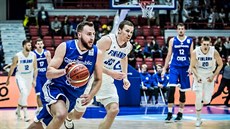 Český křídelník Martin Kříž (vlevo) uniká Eriku Murphymu z Finska. Český křídelník Martin Kříž (vlevo) uniká Eriku Murphymu z Finska.