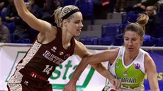 Sarah Beránková (vpravo) z KP Brno se tlačí přes Marii Růžičkovou z Umana Reyer... Sarah Beránková (vpravo) z KP Brno se tlačí přes Marii Růžičkovou z Umana Reyer...
