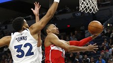 Otto Porter Jr. (vpravo) z Washingtonu zakončuje kolem Karla-Anthonyho Townse z... Otto Porter Jr. (vpravo) z Washingtonu zakončuje kolem Karla-Anthonyho Townse z...