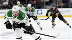 Radek Faksa z Dallasu se žene za pukem v zápase s Vegas. Radek Faksa z Dallasu se žene za pukem v zápase s Vegas.