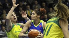 Amanda Zahuiová (v modrém) z USK Praha útočí na koš Šoproně přes Jelenu... Amanda Zahuiová (v modrém) z USK Praha útočí na koš Šoproně přes Jelenu...
