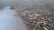 Těžaři poničená silnice v Kryštofově Údolí. Těžaři poničená silnice v Kryštofově Údolí.