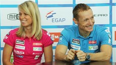 Čeští biatlonisté Eva Puskarčíková a Ondřej Moravec hovoří před startem nové... Čeští biatlonisté Eva Puskarčíková a Ondřej Moravec hovoří před startem nové...