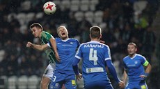 Dominik Mašek z Bohemians (vlevo) a liberecký obránce Jan Mikula bojují o míč. Dominik Mašek z Bohemians (vlevo) a liberecký obránce Jan Mikula bojují o míč.