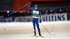 Japonský sdruženář Akito Watabe slaví vítězství v Ruce. Japonský sdruženář Akito Watabe slaví vítězství v Ruce.