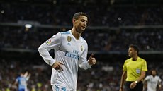 Cristiano Ronaldo z Realu Madrid slaví rozhodující gól v utkání proti Málaze. Cristiano Ronaldo z Realu Madrid slaví rozhodující gól v utkání proti Málaze.